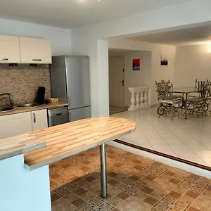  Hébergement de vacances Location Rez De Maison Dans Quartier France